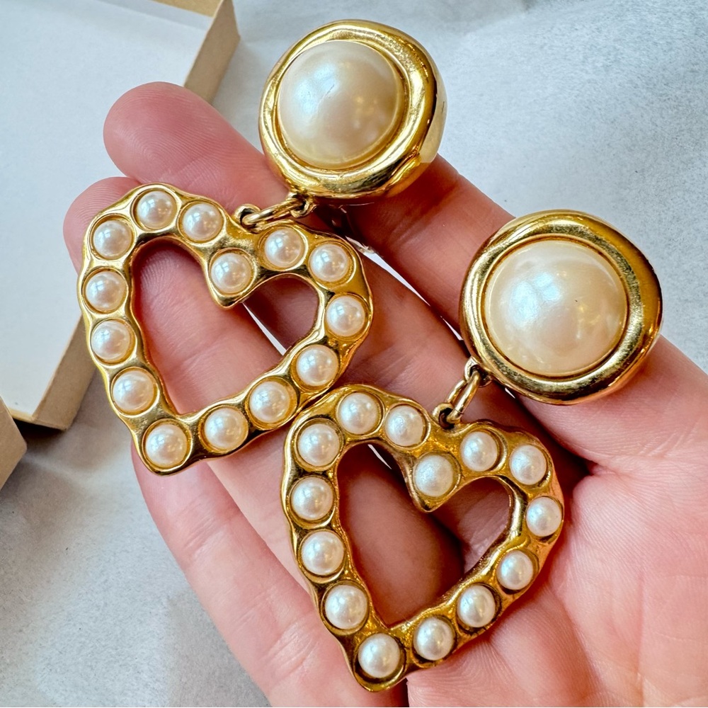 GIVENCHY AMAZING VINTAGE HEART PEARL GOLD TONE EARRINGS 1990s inv tag 12